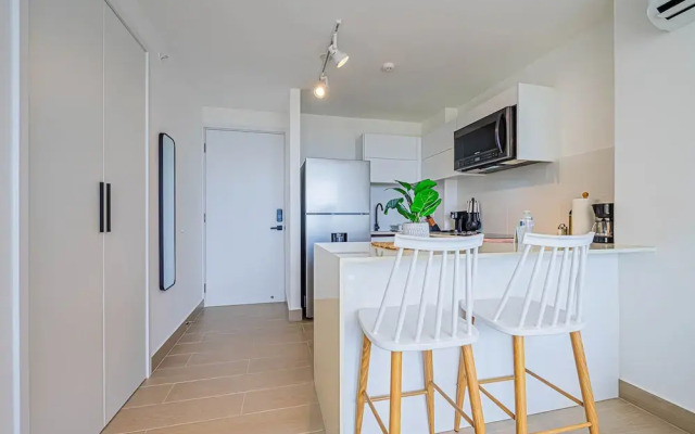 w Majestic 1BR w Stunning Balcony View