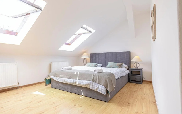 Stylish 3BR Apt With Balcony City Center