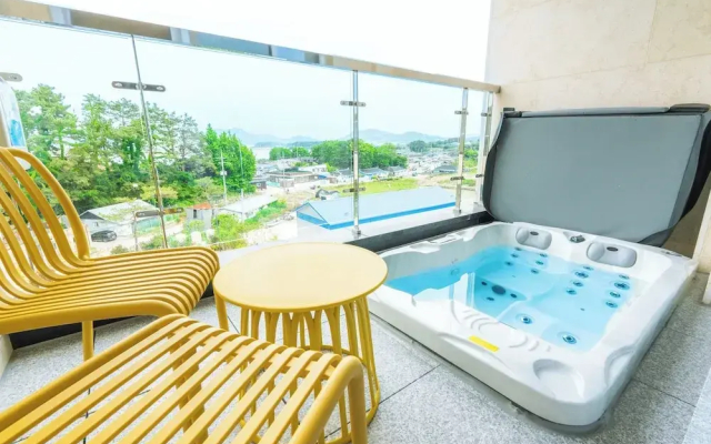 Dongho Beach Hotel