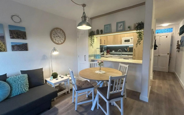 Hübsche Ferienwohnung mit 2 Schlafzimmern, Pool und WLAN, Strandnähe