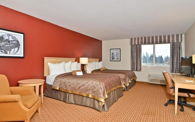 Clackamas Inn & Suites