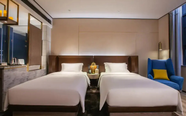 Echarm Plus Hotel (Wuhan Donghu College Dahualing Subway Station)