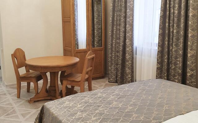 Anna and King  (on Zheleznodorozhnoy)