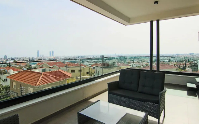 Phaedrus Living: Sea View Anna Residence 302