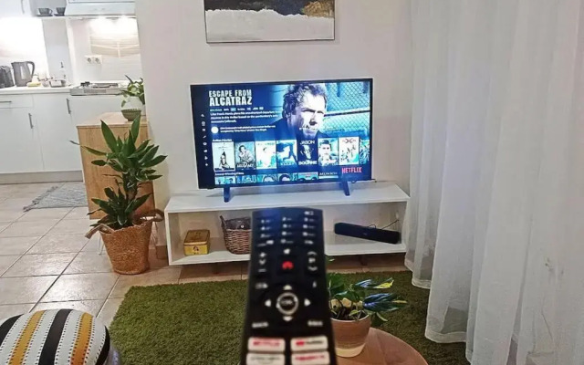 Cool Boho Apartment, 1min to Highway, Parking