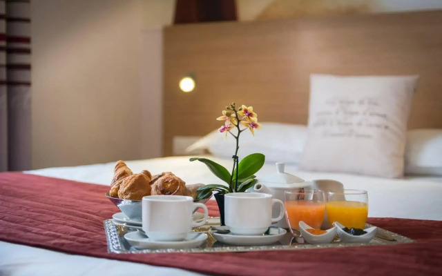 Hotel Ariane Montparnasse by Patrick Hayat