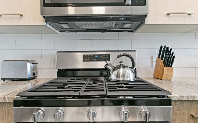 Modern Living 1BR in Warrenville