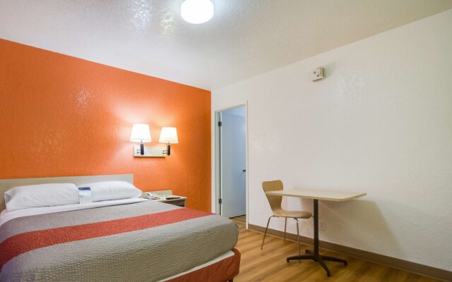 Motel 6 – Lakewood, CO