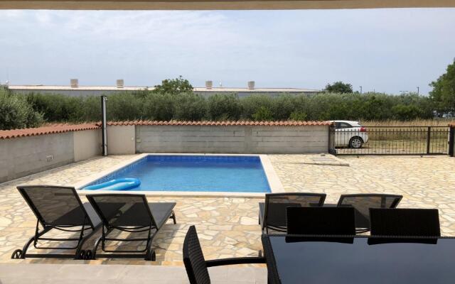 Ljubav - With Pool - H