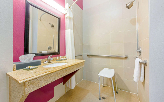 La Quinta Inn & Suites by Wyndham Winnie
