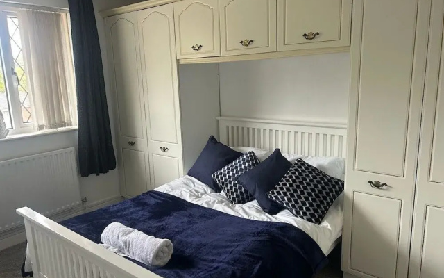 Family & Group Stay 3 Bedroom Swansea Home