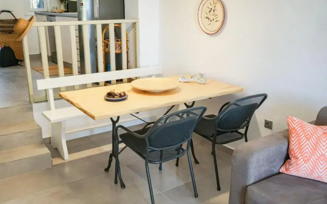 Delfini Villa, beachfront 2-bdrm maisonette