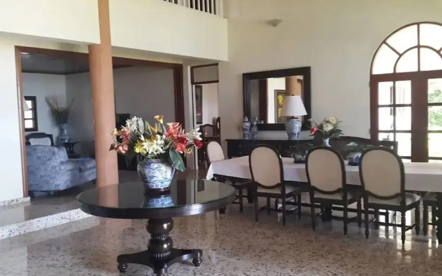 Spacious Oceanfront Villa