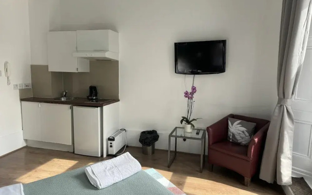 Charming Large Studio Apartment With Balcony