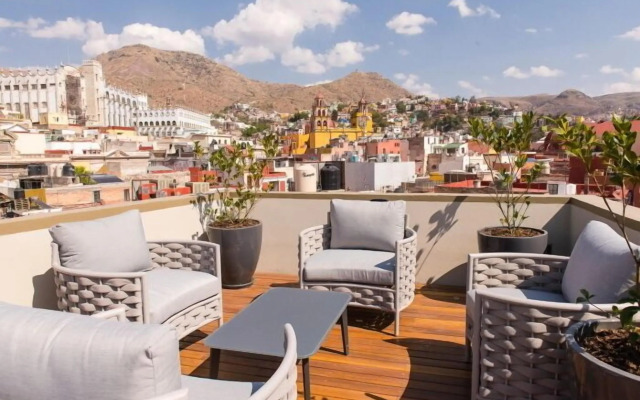 Antigua Trece Hotel Fusión