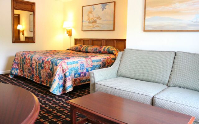 Colonial Inn Ellsworth