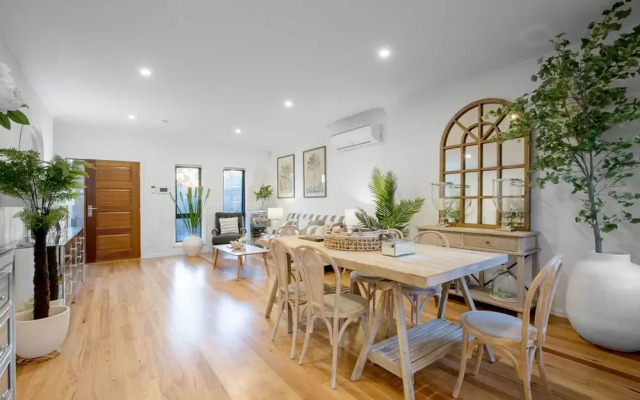 AU.JOY 3 Bed Townhouse Burwood 3