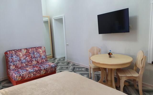 Anna and King  (on Zheleznodorozhnoy)