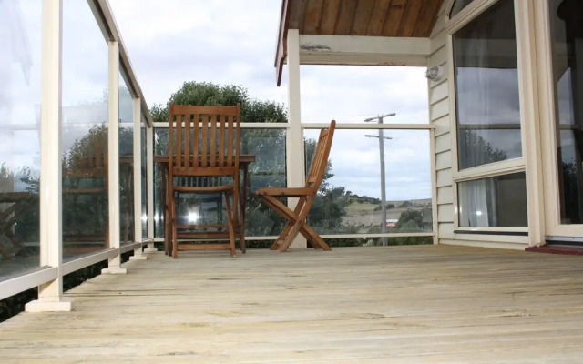 Logans Beach House and Apartments