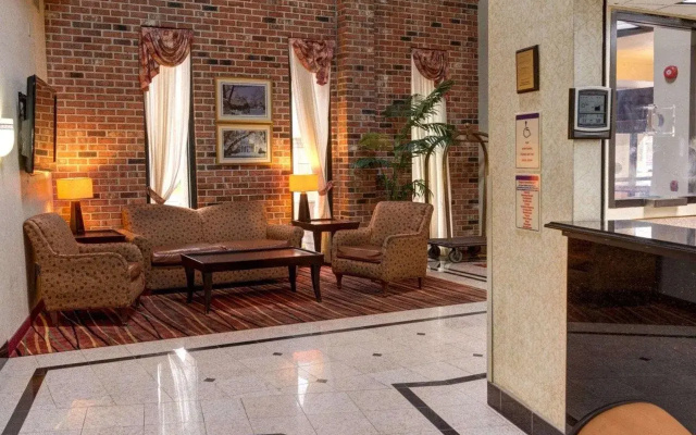 Clarion Inn & Fundome