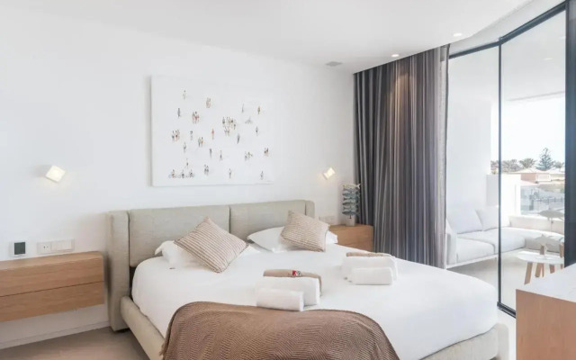 Infinity 1-2 LUXE PARTIAL SEA VIEW 2B