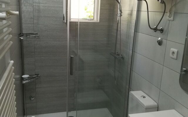Apartment Vlatkica - 10 m from beach: A1 Vlatkica Maslenica, Zadar riviera