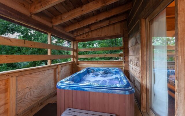 Pappy's Peak 2 Bedroom Cabin by RedAwning