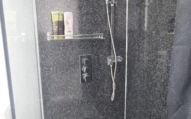 Spacious 3 Bed 2 Baths Free Wifi Central Location