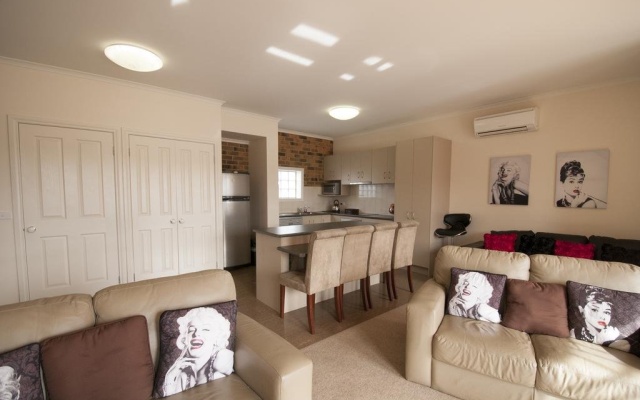 Yarra Glen Racecourse Apartments – Guest Rooms – Melbourne