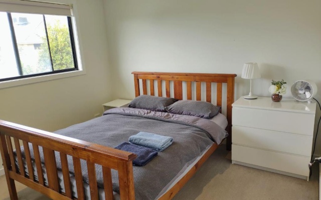 Not entire house!! Cozy two bedrooms with private bathroom and parking – Guest Rooms – Melbourne