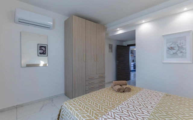 STYLISH 2-Bedroom Penthouses - Terrace with Views