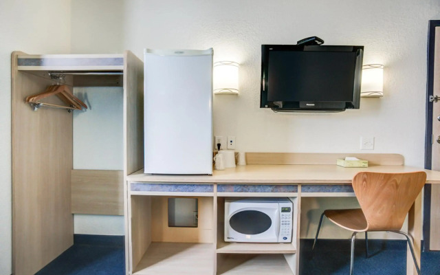 Motel 6 Red Deer, AB