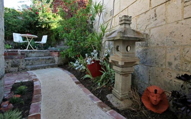 Art on Attfield - cute heritage 1 bedroom stone cottage