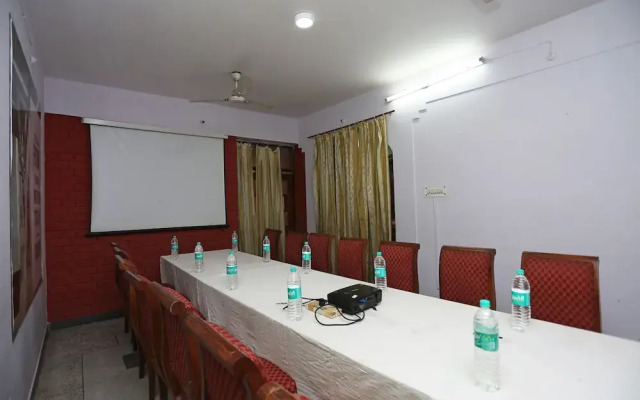 OYO 10674 Hotel Royal Inn