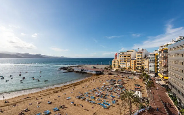 Bright Beachfront Apartment