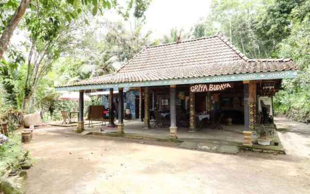 Segajih Central Stay and Education