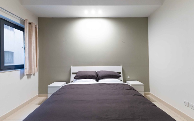 Modern 3BD Apartment with Wide Balcony