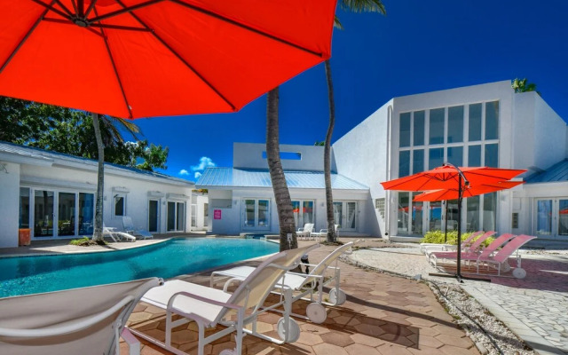 Ocean Front 7-bedroom 7-bath Sunset Views Malmok!