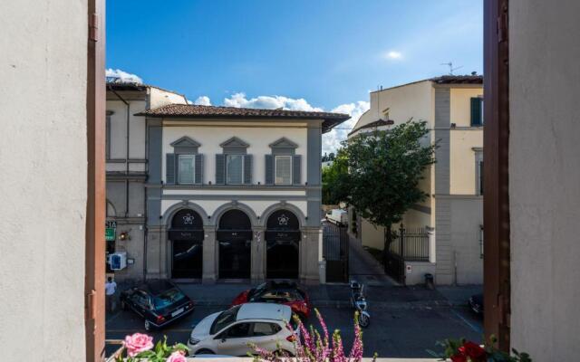 Renovated 19th-Century Apartment in an Authentic Area