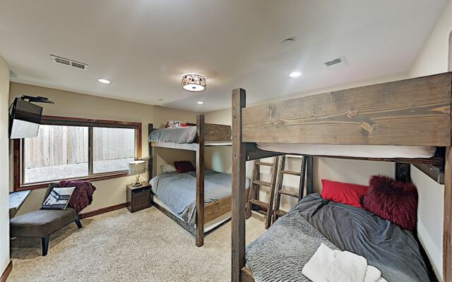 3987mant 3 Bedroom Condo