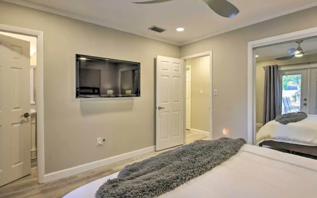 Sunny Sarasota Home w/ Yard < 2 Mi to Downtown!