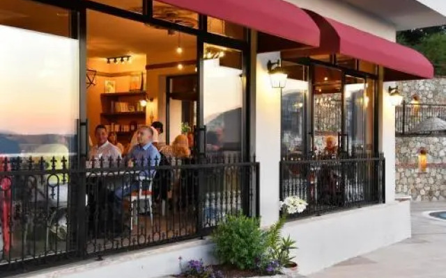 Sundial Hotel & Restaurant