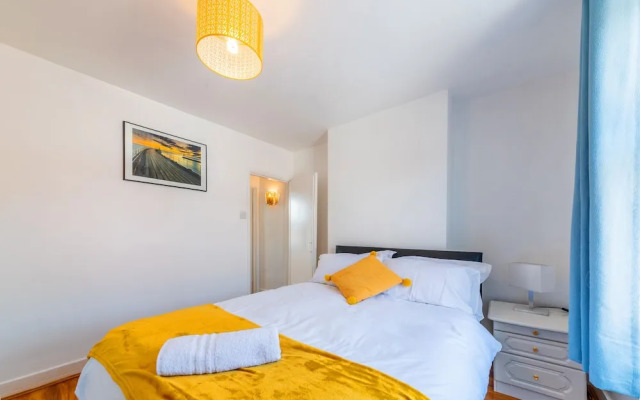 Stylish 3-bed House With Free Parking & Wifi