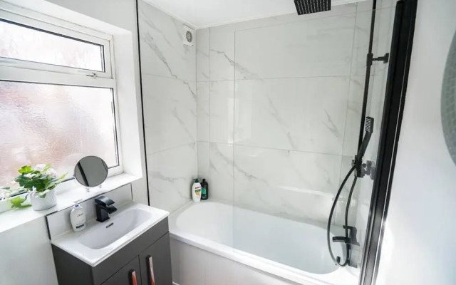 Central 2 Bedroom House-parking