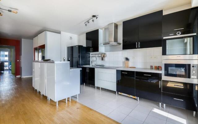 Spacious Apartment With Stunning View Of Paris La Defense Fits Up To 8