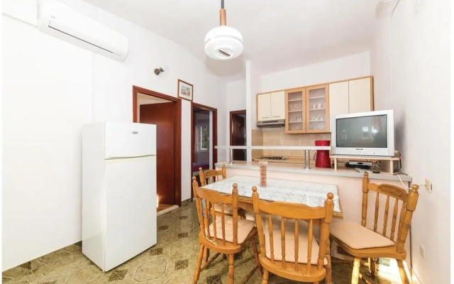 Nice Home in Vinisce With Wifi and 2 Bedrooms