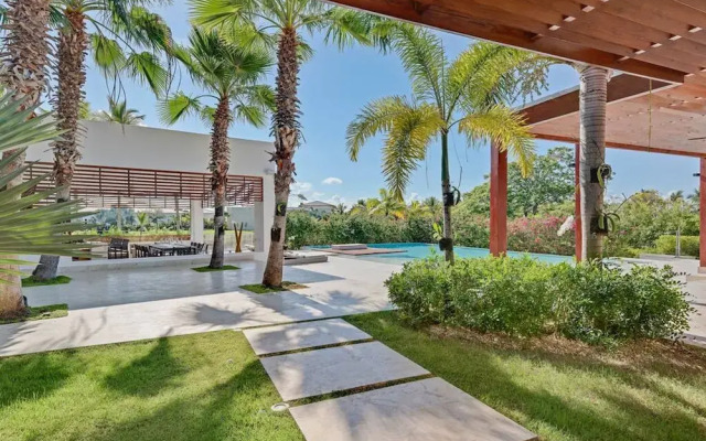 Modern Oasis Stunning Views of Golf Course River