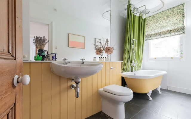 Englefield Road by Onefinestay