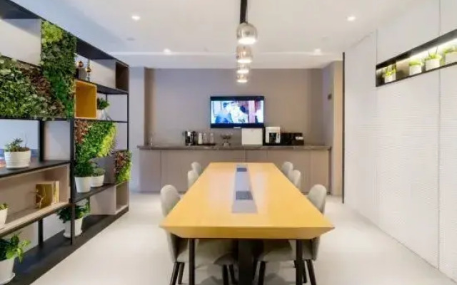 Jiatai Chain Business Hotel (Zhuanghe High-speed Railway Station)