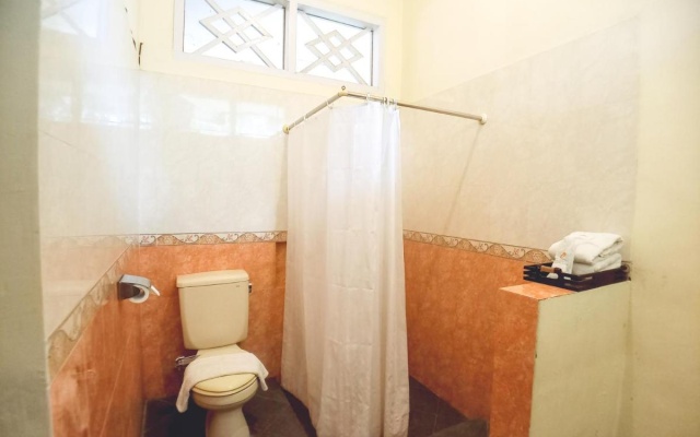 Margo Utomo Hill View Cottages – Bathroom – Kalibaru
